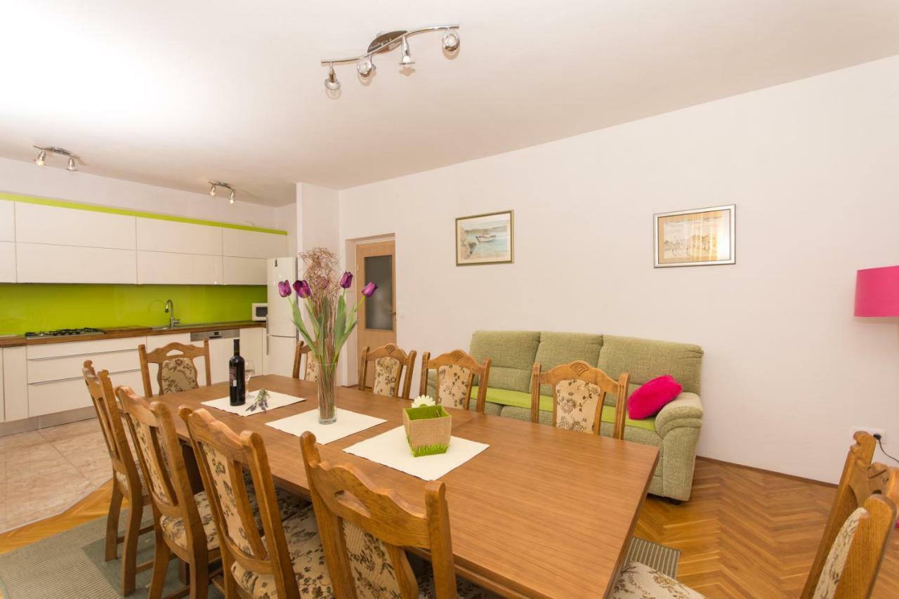 Apartman Domic สลาทิเน ภายนอก รูปภาพ